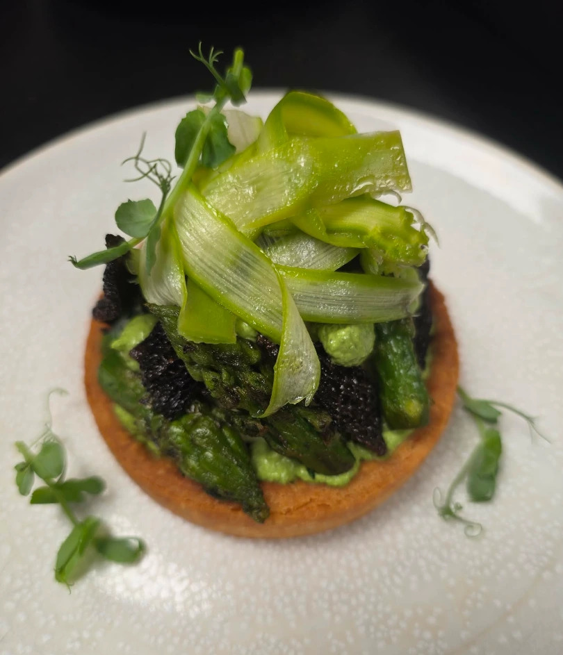 Tartelette d'asperges vertes, morilles sautées et crème à l'ail des ours