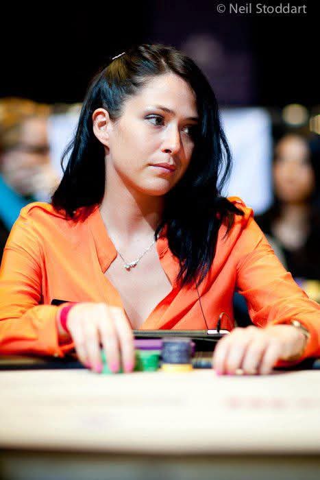 Anaïs Lerouge à une table de tournoi de poker